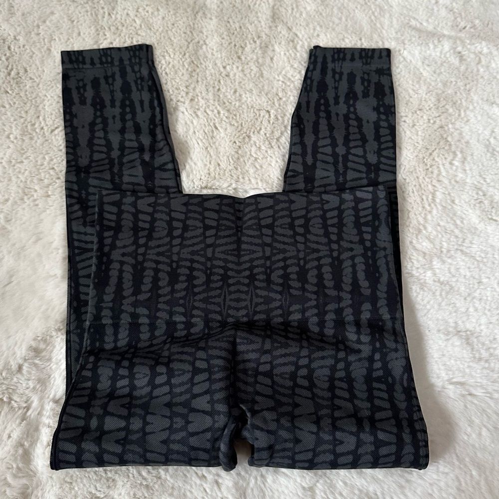 SPANX Look At Me Now Seamless Geometric Leggings Black and Gray cropped